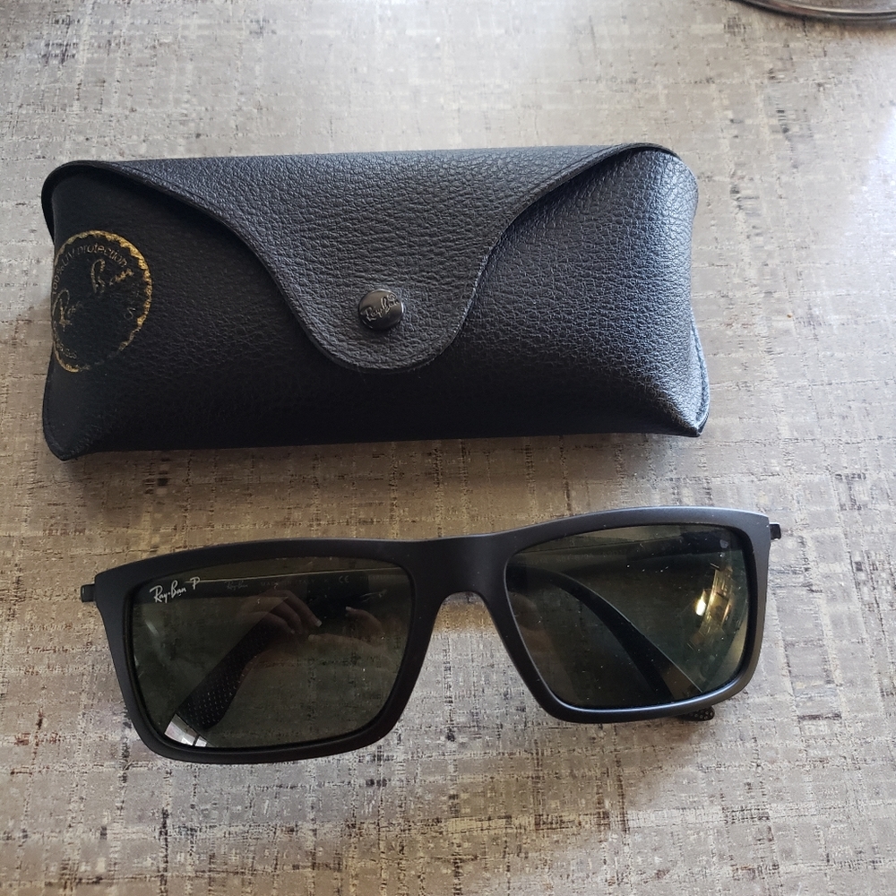 Raybans like new! Comes with case!